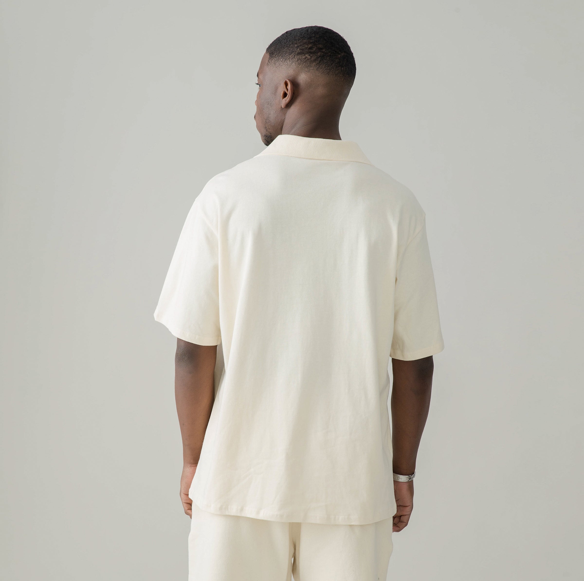Polo enraciné dans les rituels – Beige
