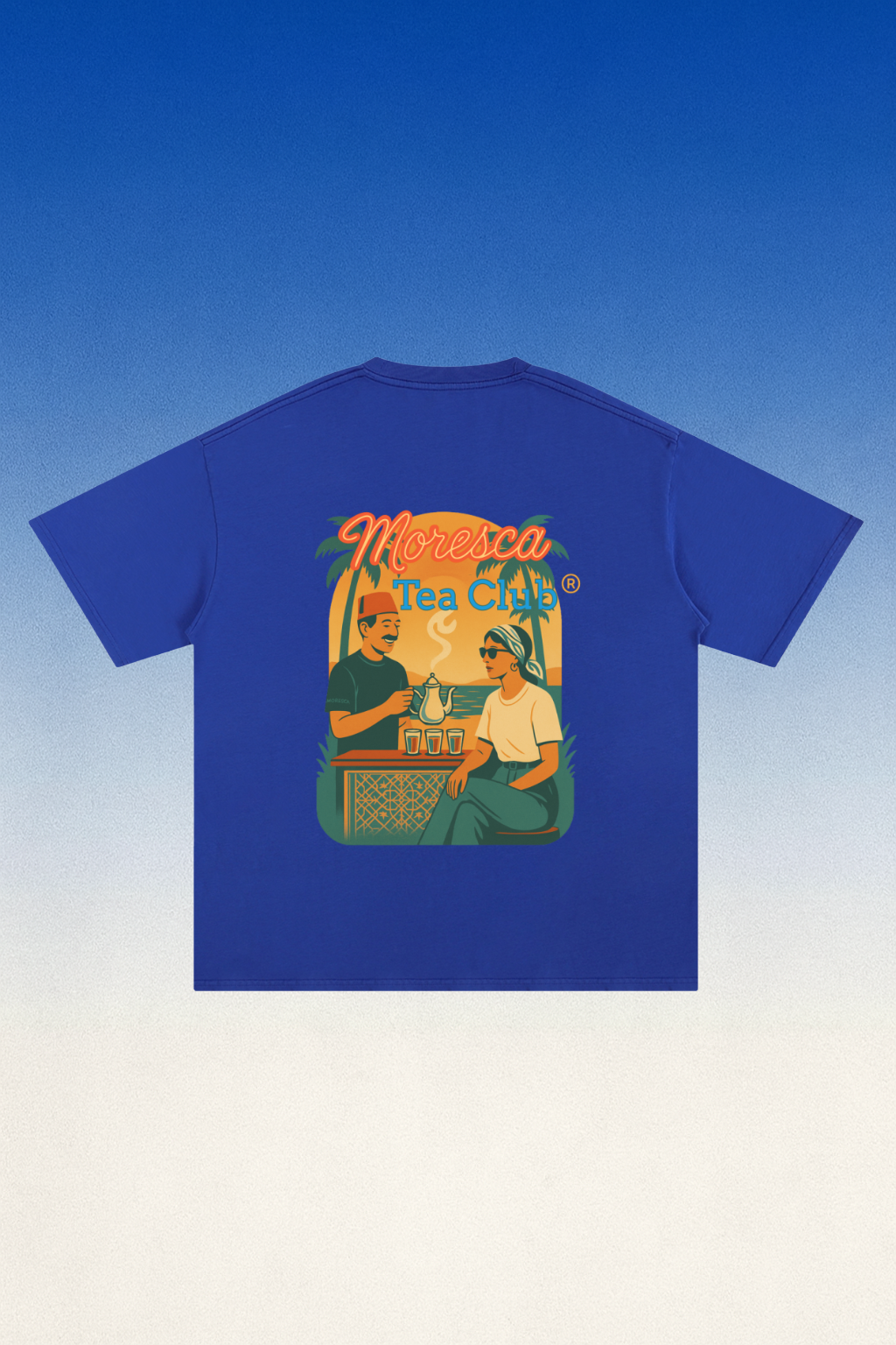 T-shirt Moresca Tea Club® Bleu Majorelle – grande illustration rétro service de thé (40×52 cm), style méditerranéen