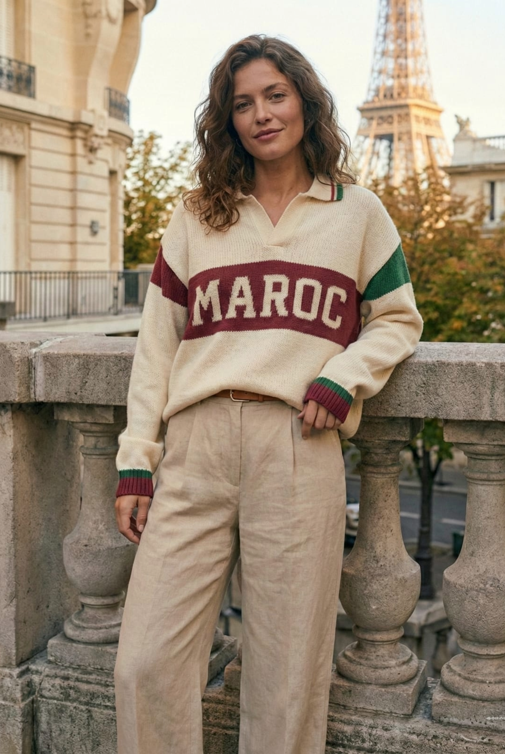Femme en polo oversize Maroc laine mélangée et pantalon en lin. Look chic décontracté parisien.