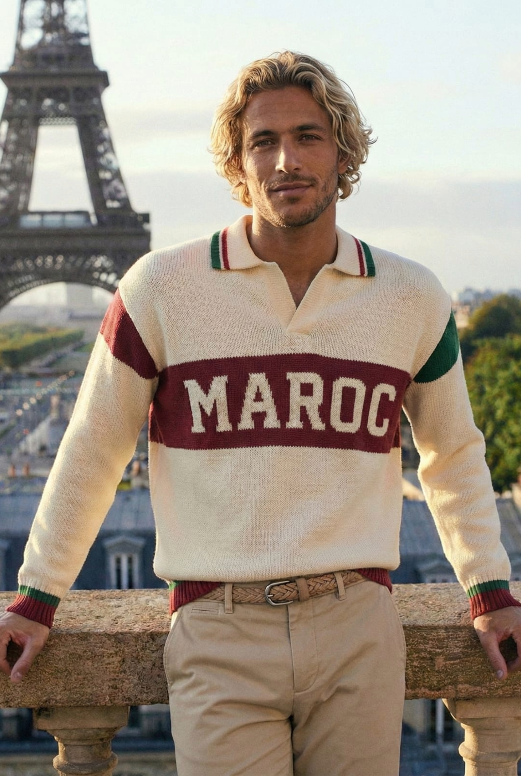 Homme portant un polo Maroc en maille tricotée beige devant la Tour Eiffel. Style mode marocaine élégante.