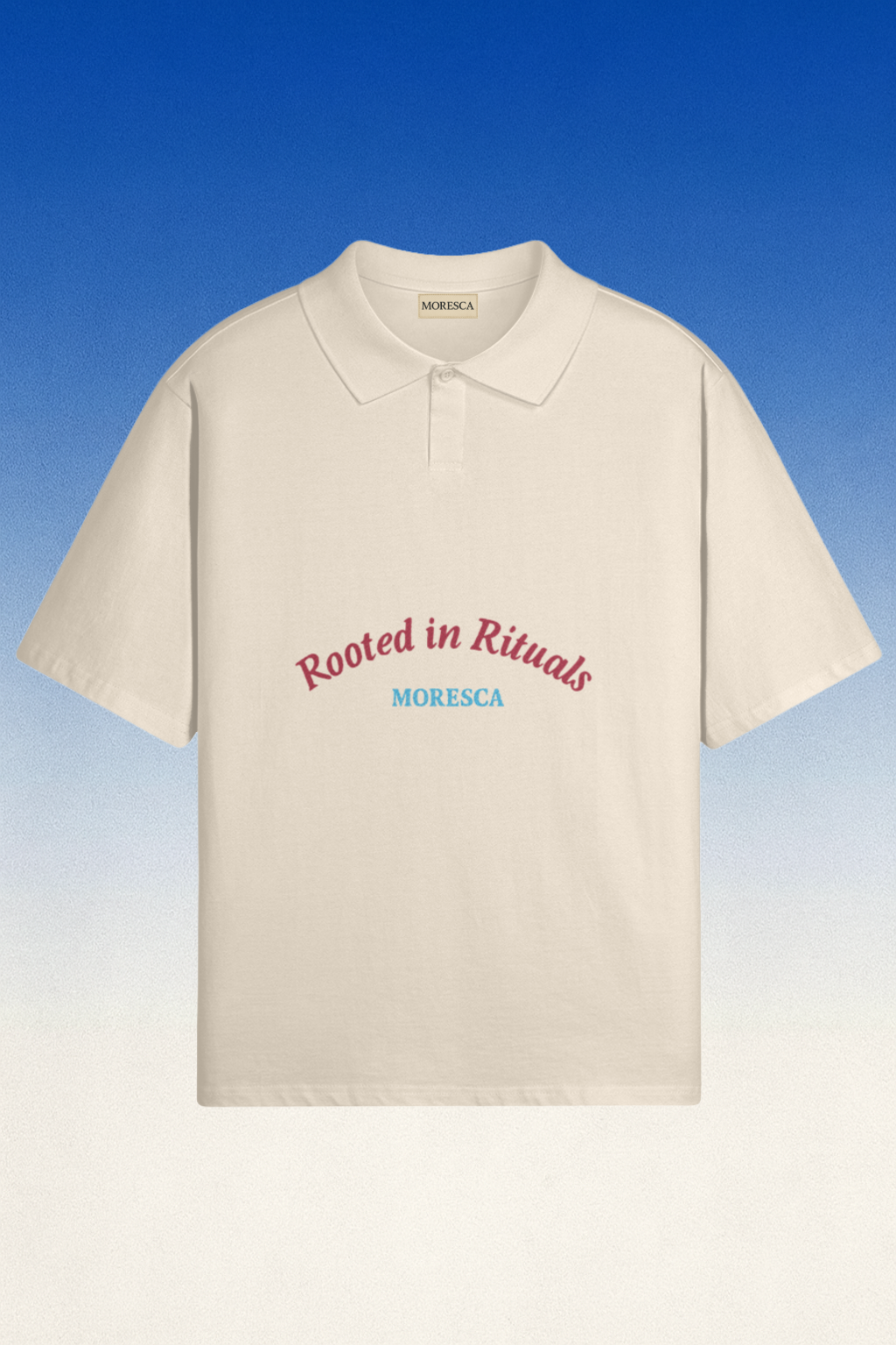 Polo beige Moresca “Rooted in Rituals” – marquage poitrine, coupe relaxed/boxy