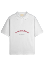 Polo blanc Moresca “Rooted in Rituals” – marquage poitrine, coupe relaxed/boxy