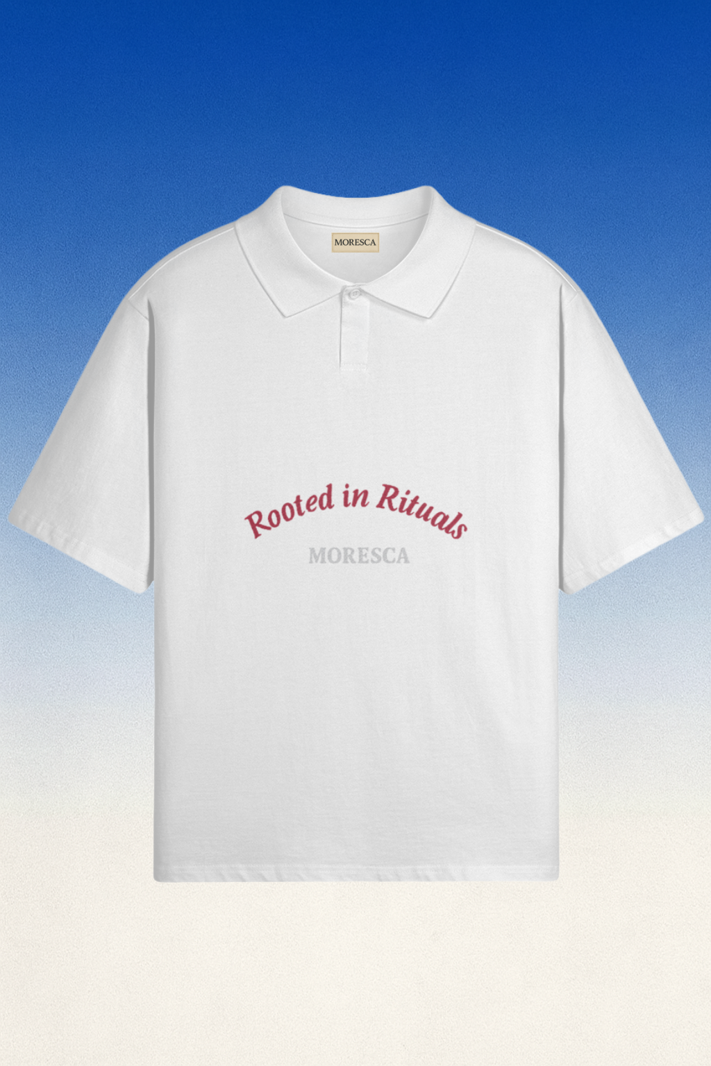 Polo blanc Moresca “Rooted in Rituals” – marquage poitrine, coupe relaxed/boxy