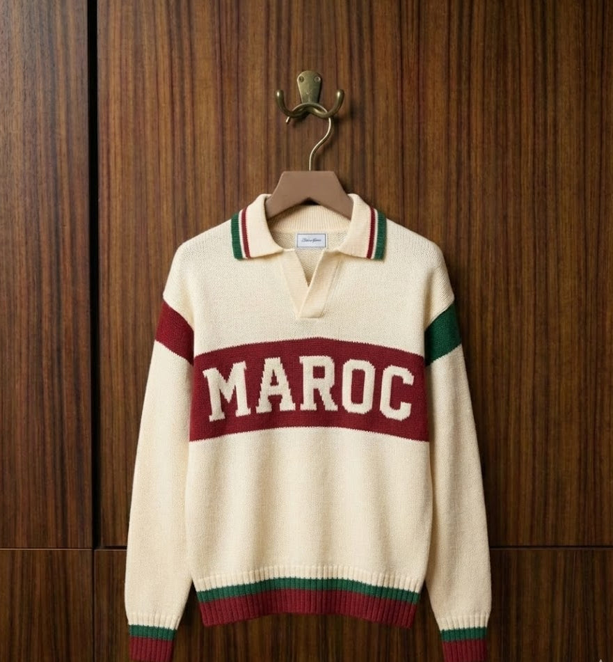 Polo Maroc tricoté blanc crème avec bande rouge et détails verts. Vue détaillée du col et de la broderie.